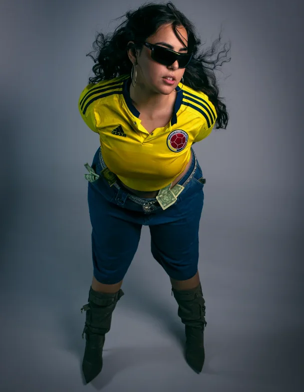 Artista con camiseta amarilla y anteojos de sol