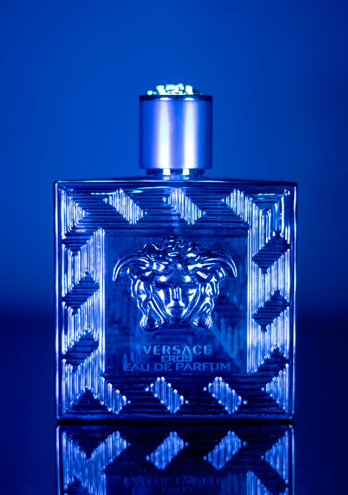 Frasco de Versace Eros iluminado con luz azul eléctrica