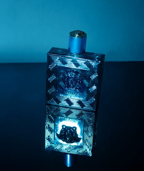 Fotografía de producto: frasco de perfume tallado con luz azul
