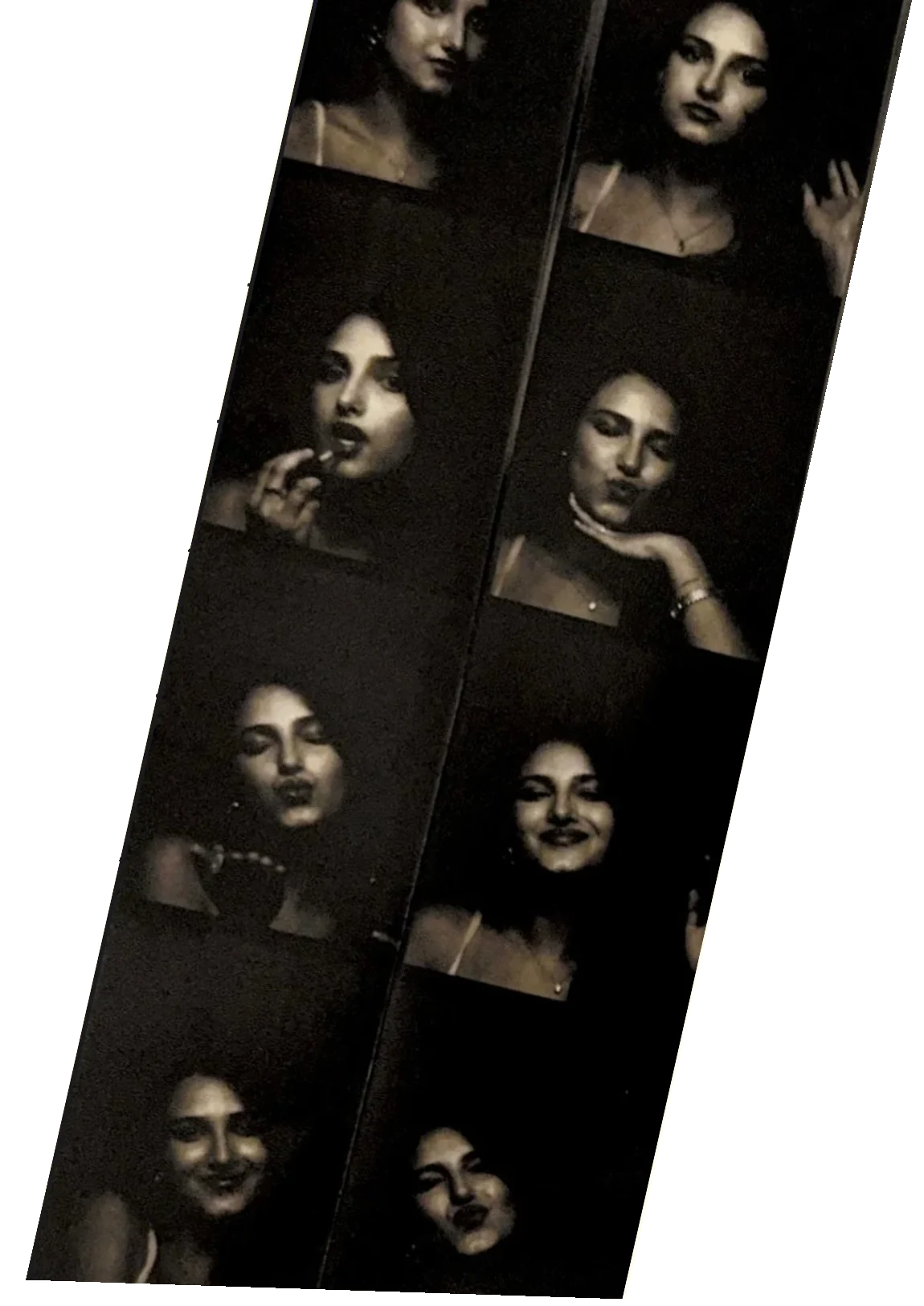 Dos tiras de fotomatón en blanco y negro con retratos de Chiara