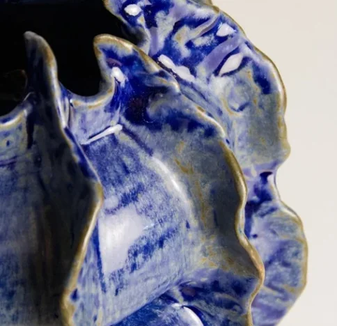 Pieza de cerámica azul cobalto de la colección Océano