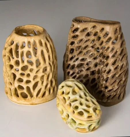 Tres piezas de cerámica caladas en tonos arena de la colección Organic