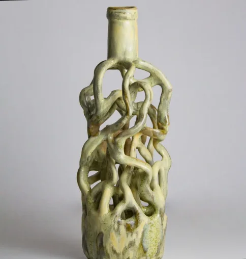 Botella de cerámica verde con formas orgánicas