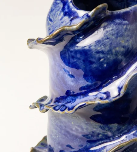 Detalle de cerámica azul y blanca con borde ondulado